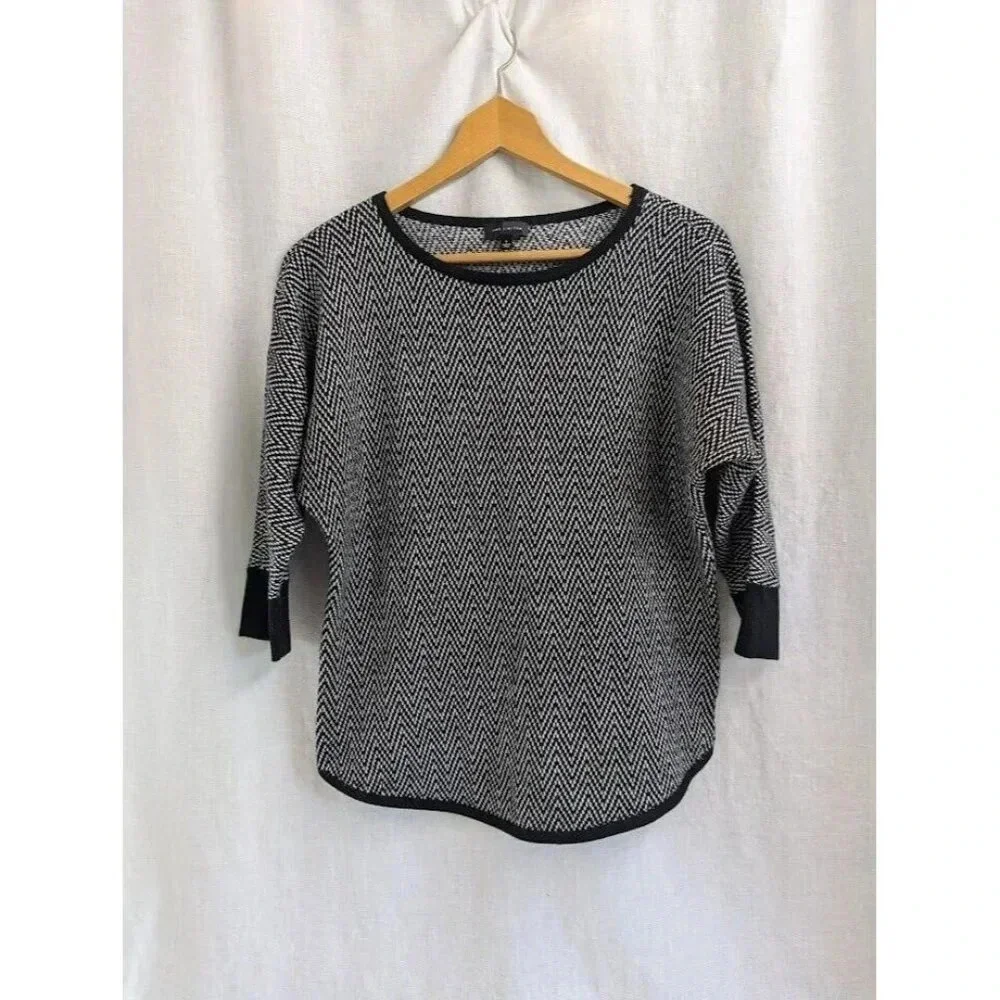 The Limited Black And White Chevron Pullover sweater women's size small SW3